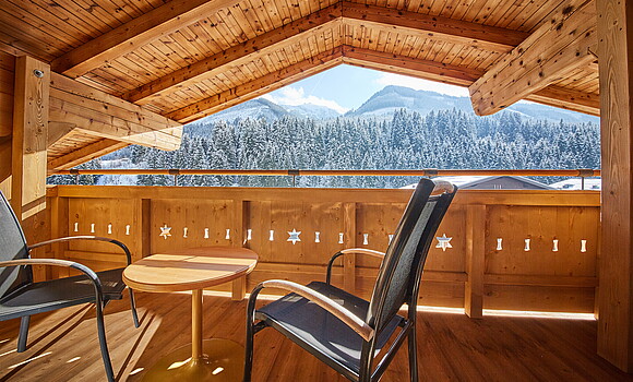 Überdachte Terrasse in der Sonnensuite im Familienhotel in Saalbach Hinterglemm