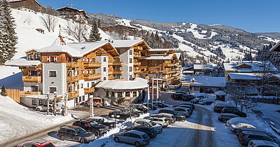 Familienhotel Die Sonne Saalbach Hinterglemm Außenansicht Winter