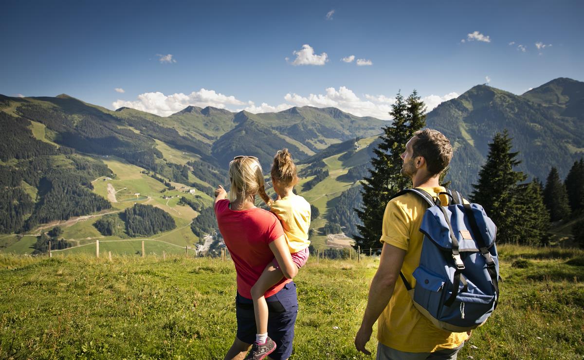 Familie auf dem Berg, Aussicht Berge