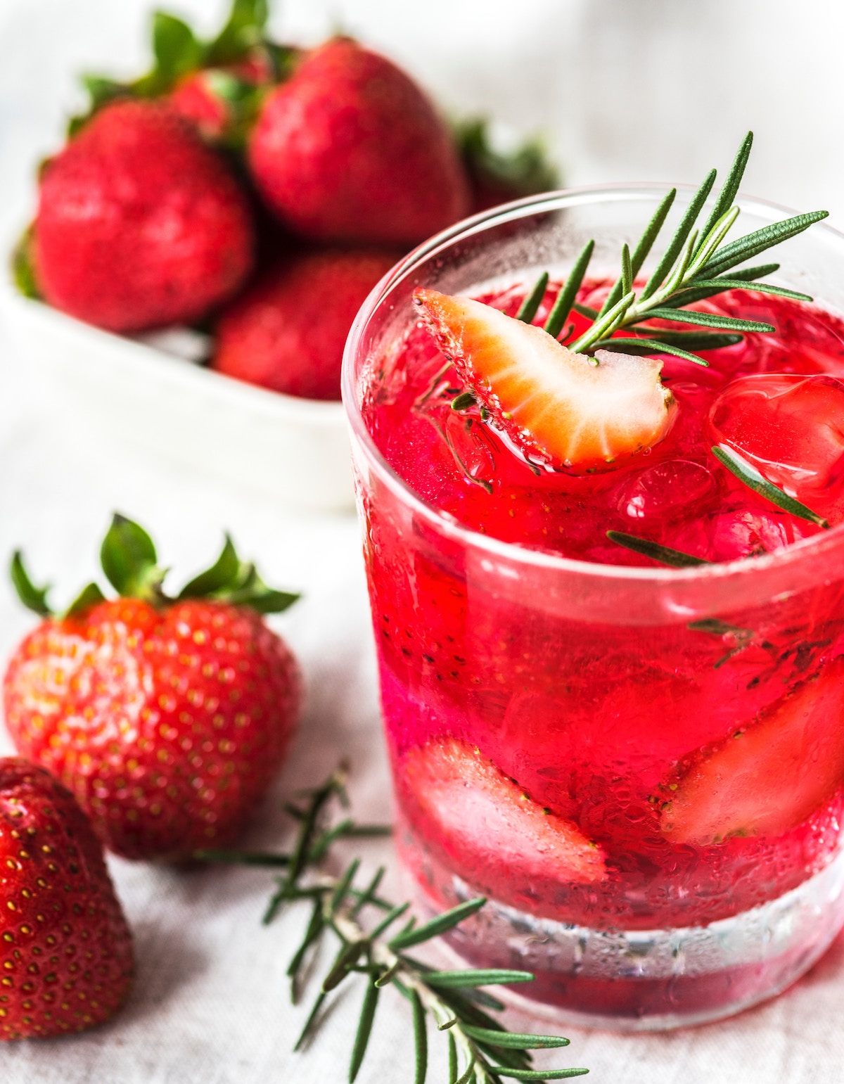 Wasserglas mit Erdbeeren